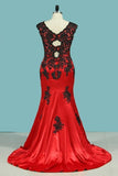 2024 V Neck Mermaid Prom Dresses Satin With Applique PQS58D98