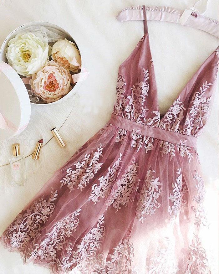 Cheap Light Purple Lace Appliqued Spaghetti Straps Deep V Neck Homecoming Dresses