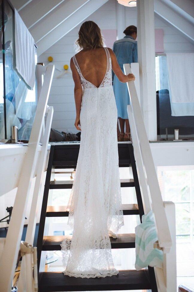 Chic Ivory Mermaid V-Neck Open Back Lace Long Sleeveless Beach Wedding Dresses